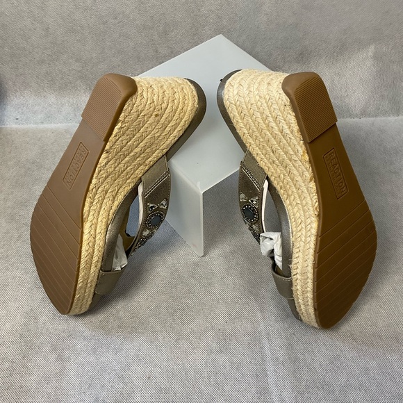 Kenneth Cole Reaction Jeweled Wedges New- Size 7.5 - Picture 8 of 9